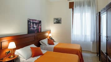 Basic-Doppel- oder -Zweibettzimmer, 2 Einzelbetten | Hochwertige Bettwaren, Schreibtisch, kostenloses WLAN