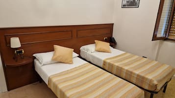 Habitación básica con 1 cama doble o 2 individuales, 2 camas individuales | Ropa de cama de alta calidad, escritorio, wifi gratis