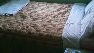 Quarto solteiro | Escrivaninha, cortinas blackout, Wi-Fi de cortesia, roupa de cama