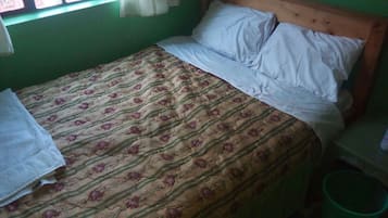 Single Room | Desk, blackout curtains, free WiFi, bed sheets
