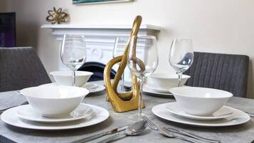 Apartment, 2 Bedrooms | In-room dining