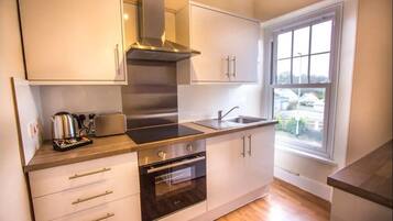 Apartment, 2 Bedrooms | Private kitchen | Fridge, microwave, oven, stovetop