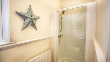 Apartment, 2 Bedrooms | Bathroom | Shower, free toiletries, towels