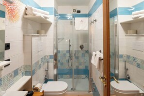 Basic-Zimmer, 1 Queen-Bett und Schlafsofa, Nichtraucher, Klimaanlage | Badezimmer | Dusche, Regendusche, Bidet, Handtücher
