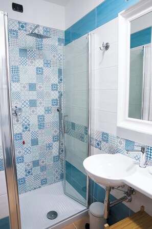 Habitación clásica con 2 camas individuales | Baño | Regadera, regadera tipo lluvia, bidet, toallas
