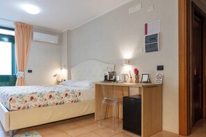 Basic-Zimmer, 1 Queen-Bett und Schlafsofa, Nichtraucher, Klimaanlage | Hochwertige Bettwaren, Betten mit Memory-Foam-Matratzen, Minibar