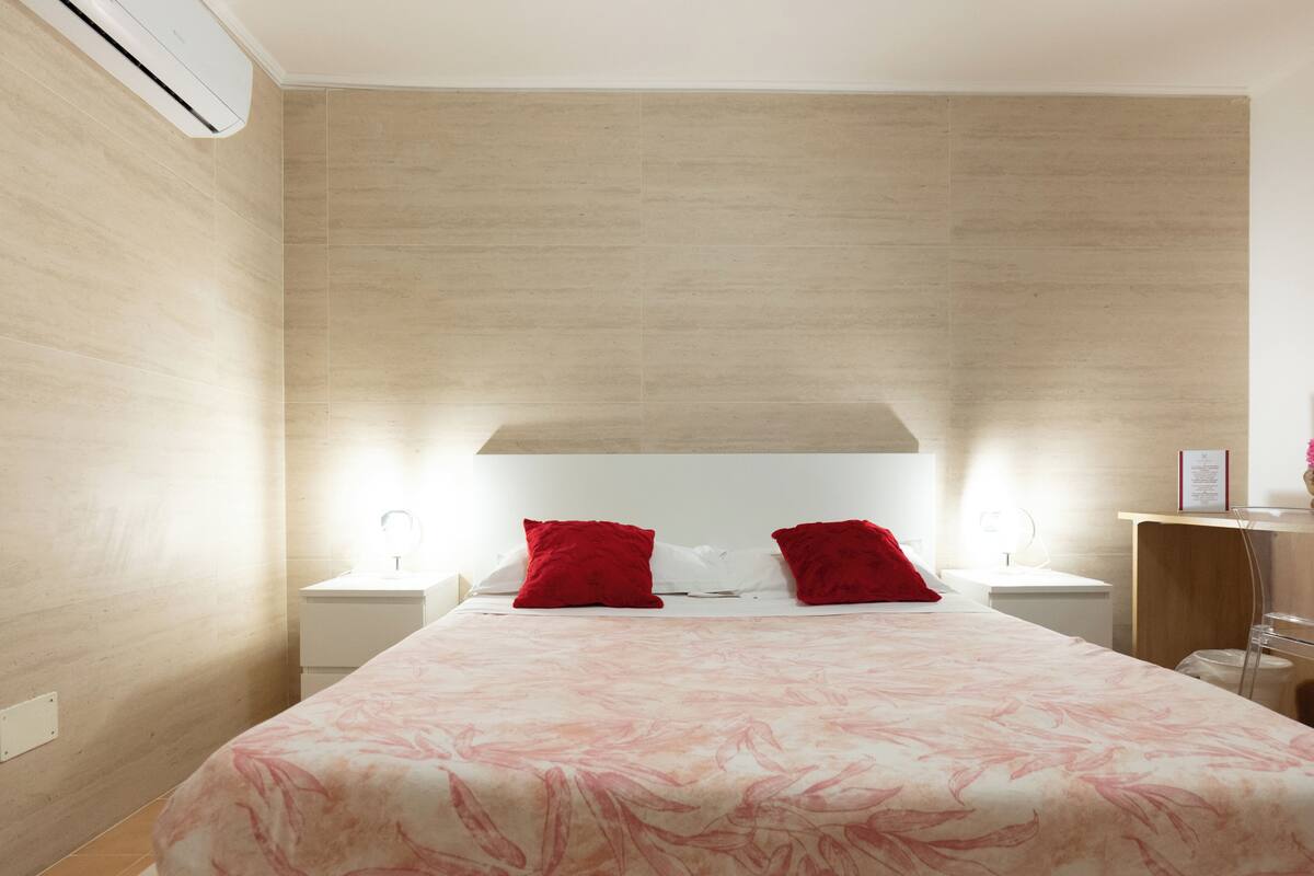 Standard Double Room Single Use, 1 Queen Bed | Minibar, free WiFi, bed sheets