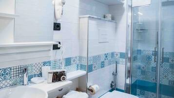 Basic-Zimmer, 1 Queen-Bett und Schlafsofa, Nichtraucher, Klimaanlage | Badezimmer