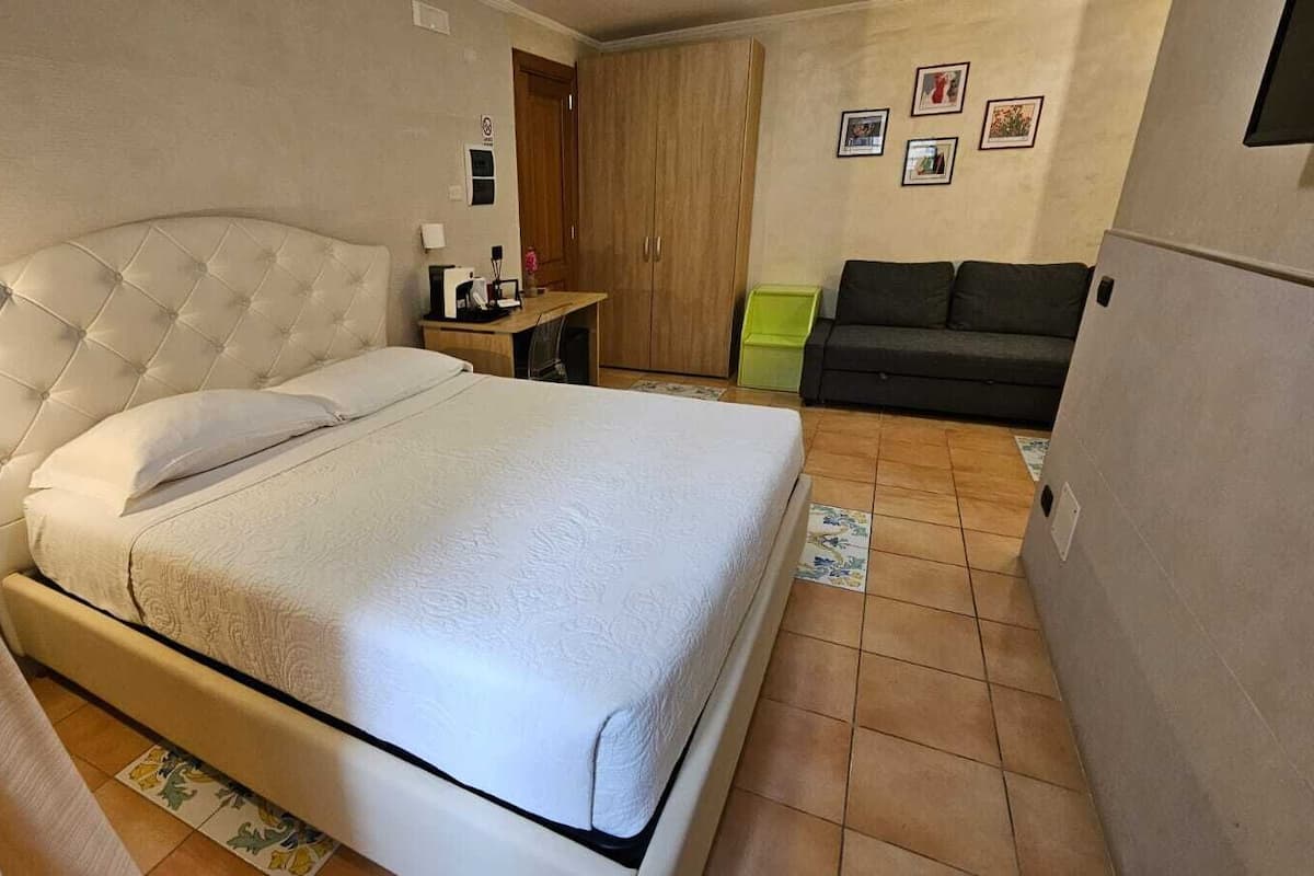 Basic-Zimmer, 1 Queen-Bett und Schlafsofa, Nichtraucher, Klimaanlage | 1 Schlafzimmer, hochwertige Bettwaren, Betten mit Memory-Foam-Matratzen