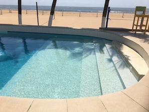 Una piscina al aire libre, tumbonas