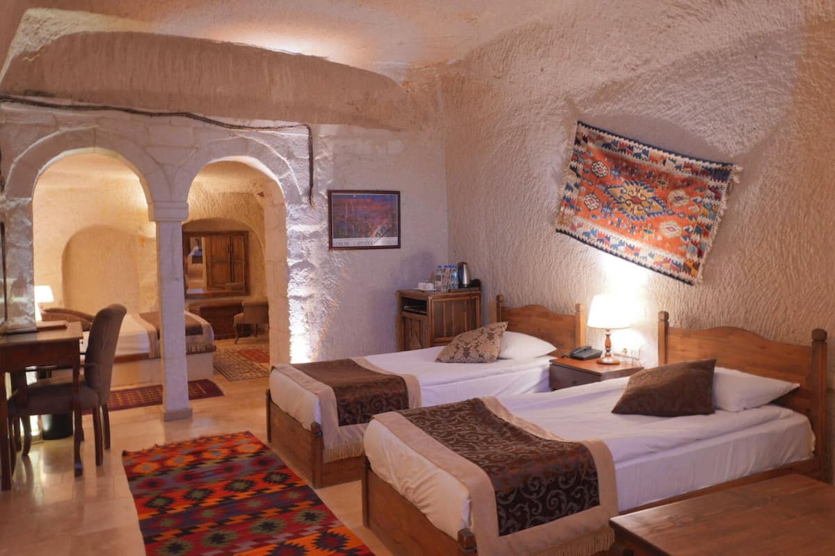 Comfort-Vierbettzimmer | Bettwäsche aus ägyptischer Baumwolle, hochwertige Bettwaren, Minibar