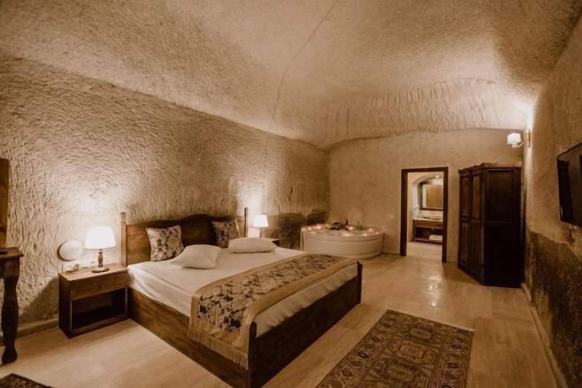 2 bedrooms, Egyptian cotton sheets, premium bedding, minibar
