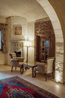 Smekmånadsrum | Vardagsrum | 82-tums LCD-tv med satellitkanaler och tv