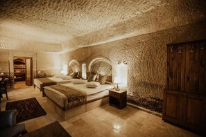 Deluxe vierpersoonskamer, bad | Lakens van Egyptisch katoen, luxe beddengoed, een minibar