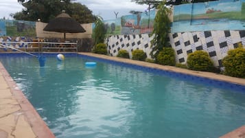 Una piscina al aire libre