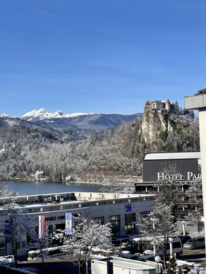 A hotel with a view of a castle on a mountain. - Aparthotel Gaja (Bled)
