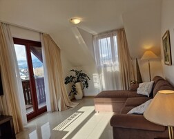 Deluxe Studio (Apartma z 1 spalnico in pogledom grad) | Minibar, in-room safe, blackout drapes, soundproofing