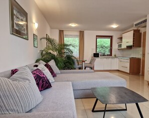 Deluxe Studio, 1 Bedroom (Apartma z 1 spalnico s teraso Tariffa) | Living area | Flat-screen TV