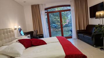 Estudio superior (Apartma z 2 spalnicama, teraso pogled) | Minibar, caja de seguridad en la habitación y cortinas blackout