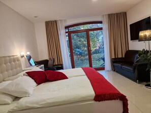 Superior Studio (Apartma z 2 spalnicama, teraso pogled) | Minibar, in-room safe, blackout drapes, soundproofing - Aparthotel Gaja (Bled)