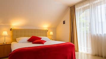 Deluxe Studio (Apartma z 2 spalnicama in balkonom) | Minibar, in-room safe, blackout drapes, soundproofing