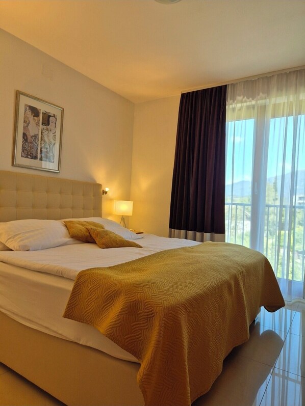 Deluxe Studio (Apartma z 1 spalnico s pogledom gore) | Minibar, in-room safe, blackout curtains, soundproofing