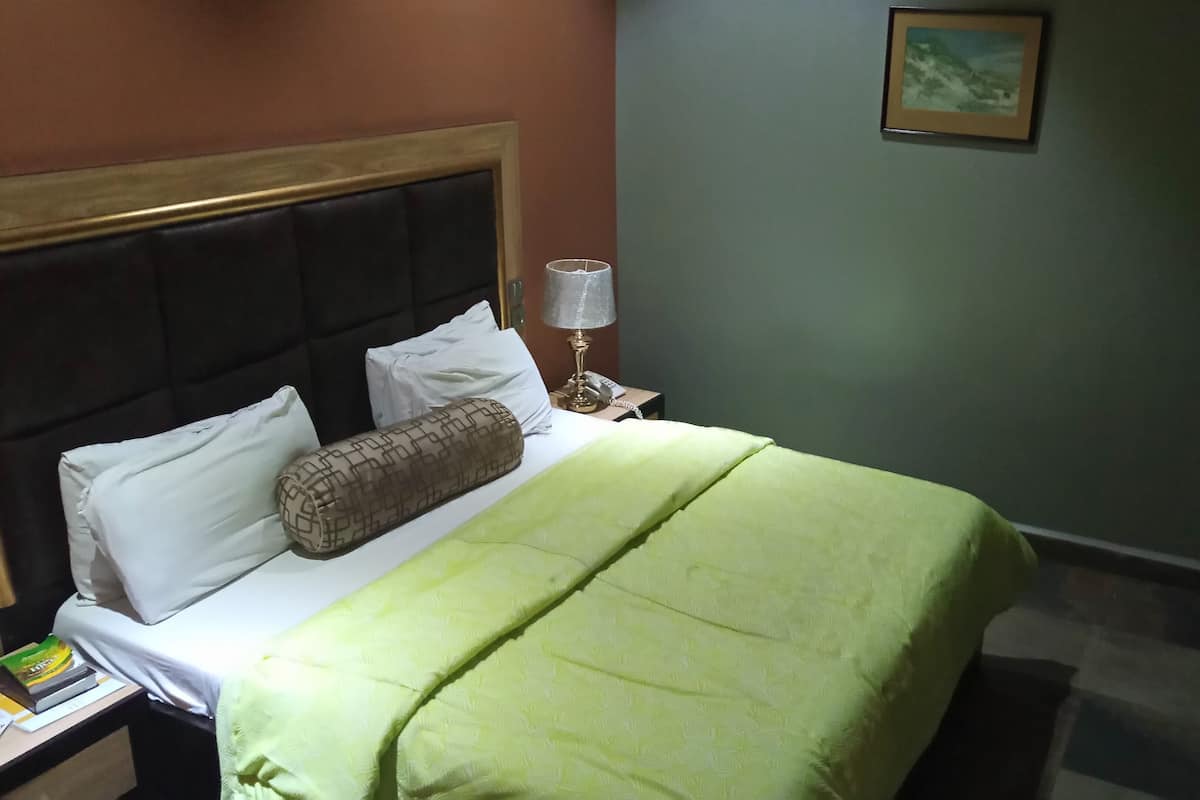 Classic Suite | Desk, laptop workspace, WiFi (free), bed sheets