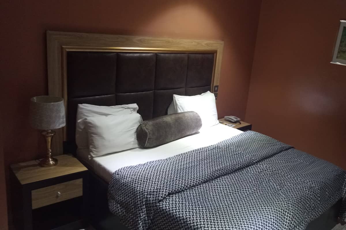 Premium Room (Super) | Desk, laptop workspace, WiFi (free), bed sheets
