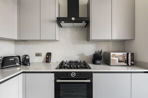 Fridge, microwave, oven, stovetop - Beautiful Leicester Sq 1BR - Netflix & Nespresso (London)