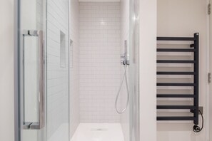 Séchoir à cheveux, serviettes fournies, savon, shampooing