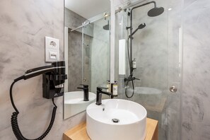 Bruser, hårtørrer, håndklæder, Shampoo