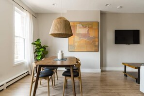 Dining - The Alana - Spacious Duplex with Parking 40 Mins to Manhattan (Jersey City)
