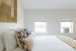 4 bedrooms, in-room safe, iron/ironing board, free WiFi - The Alana - Spacious Duplex with Parking 40 Mins to Manhattan (Jersey City)
