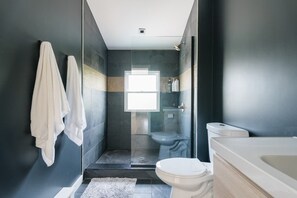 Shower, hair dryer, towels, soap - The Alana - Spacious Duplex with Parking 40 Mins to Manhattan (Jersey City)