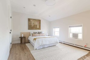 4 bedrooms, in-room safe, iron/ironing board, free WiFi - The Alana - Spacious Duplex with Parking 40 Mins to Manhattan (Jersey City)