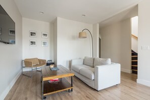 TV - The Alana - Spacious Duplex with Parking 40 Mins to Manhattan (Jersey City)