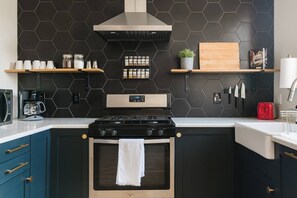 Fridge, microwave, oven, stovetop - The Alana - Spacious Duplex with Parking 40 Mins to Manhattan (Jersey City)