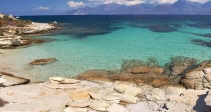 Mini villa tranquille en bord de mer Ă 200 mĂštres de la plage, Haute-Corse