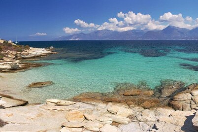 Quiet mini villa by the sea 200 meters from the beach, Haute-Corse