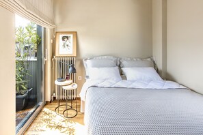 Apartamento Business, 1 cama de matrimonio, cocina básica, vistas a la ciudad | 1 dormitorio, decoración individual, mobiliario individual