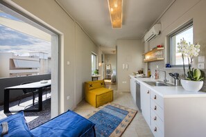 Apartamento Business, 1 cama de matrimonio, cocina básica, vistas a la ciudad | Zona de estar