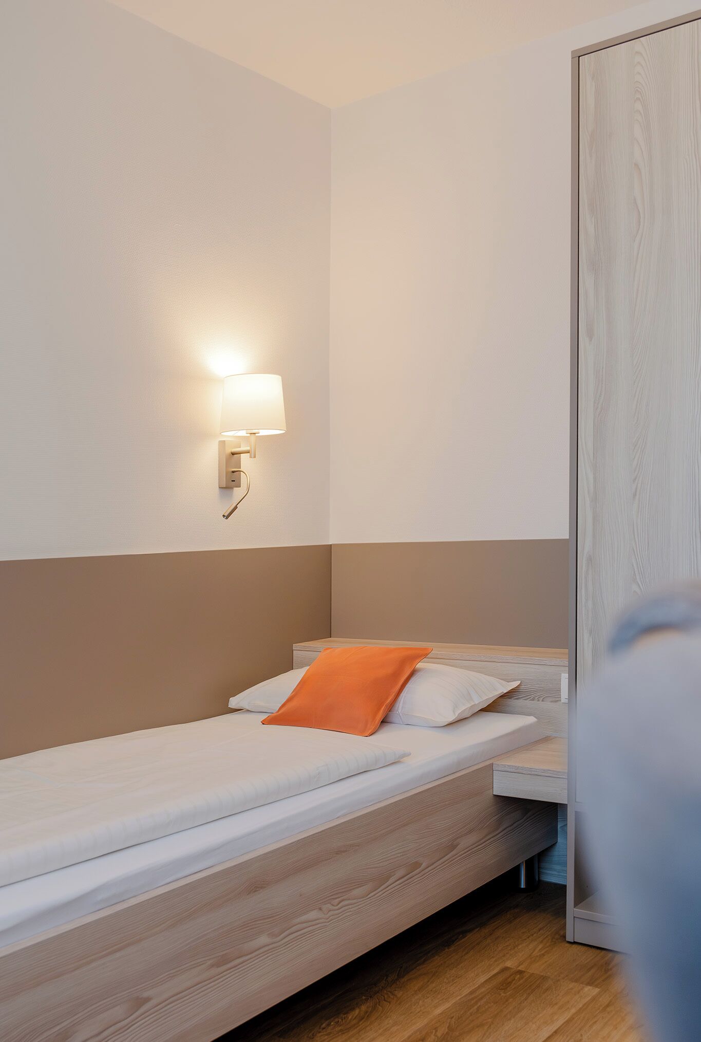 Kamar Single Comfort, Bebas Asap Rokok | Meja kerja, ruang kerja ramah laptop, dan tirai kedap cahaya