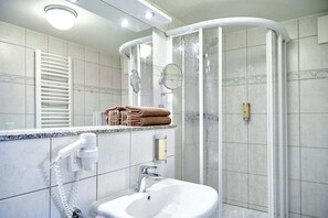 Comfort Double Room, Non Smoking | Bilik Mandi | Pancuran mandi, pengering rambut, tuala disediakan 