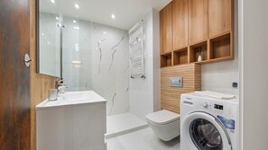 Apartment (24A/45) | Bathroom | Hair dryer, towels