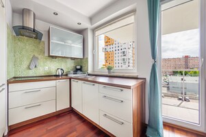Fridge, stovetop, coffee/tea maker, electric kettle