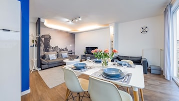 Apartment (24A/45) | Ruang tamu | 30 inci televisyen skrin rata dengan kabel, TV 