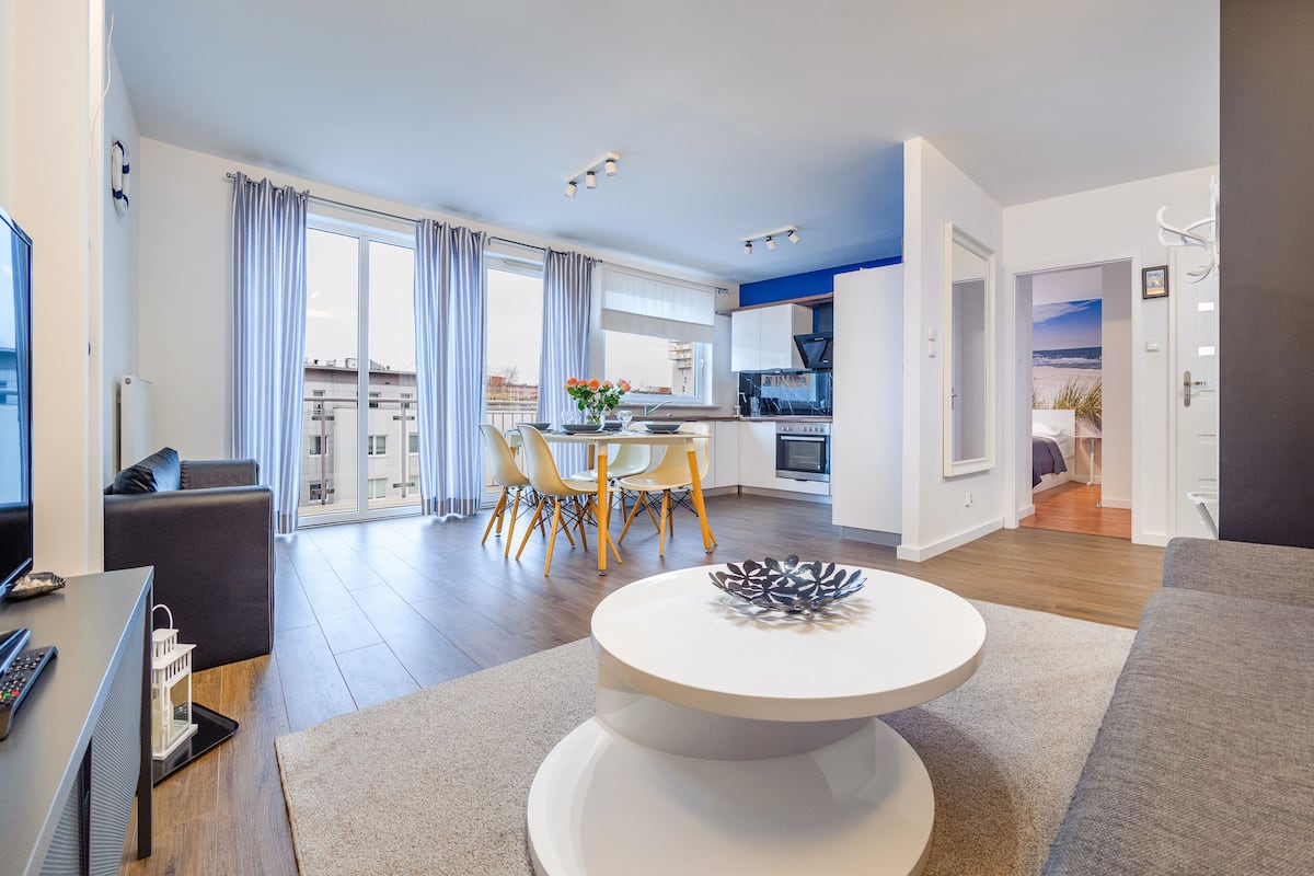 Un apartamento moderno con comedor, cocina y sala de estar.