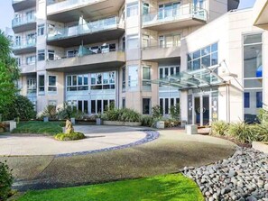 Exterior - Spacious and Central with Parking by Zodiak Stays (Auckland)