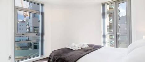 3 habitaciones, escritorio, tabla de planchar con plancha y wifi gratis