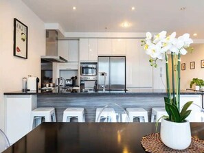 Fridge, microwave, oven, stovetop - Spacious and Central with Parking by Zodiak Stays (Auckland)